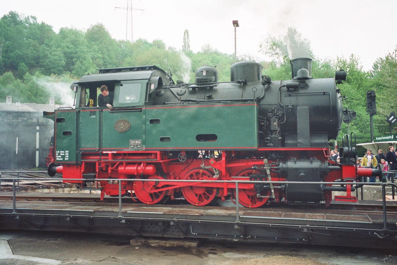Hespertalbahn Lok 5 in Bochum-Dalhausen, 199x