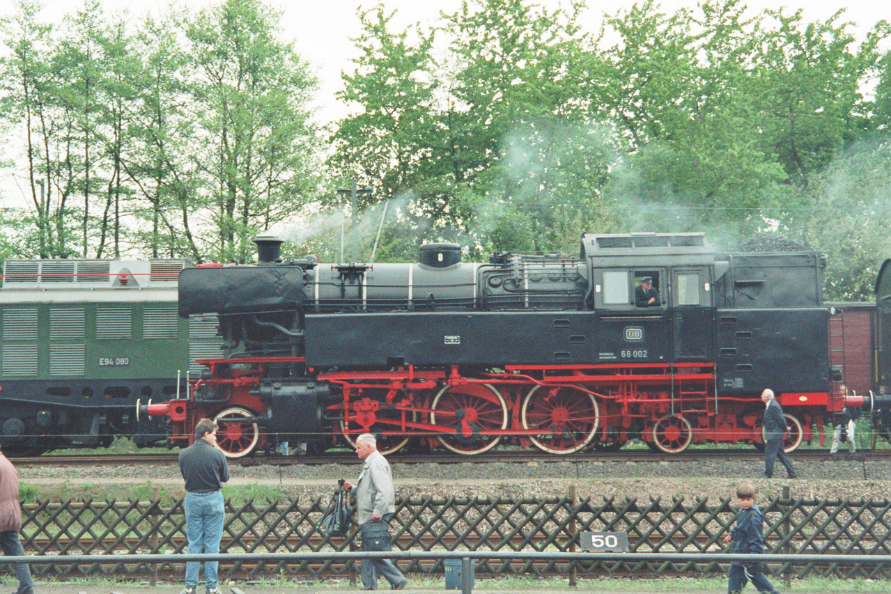 66 002 in Bochum-Dalhausen, 199x