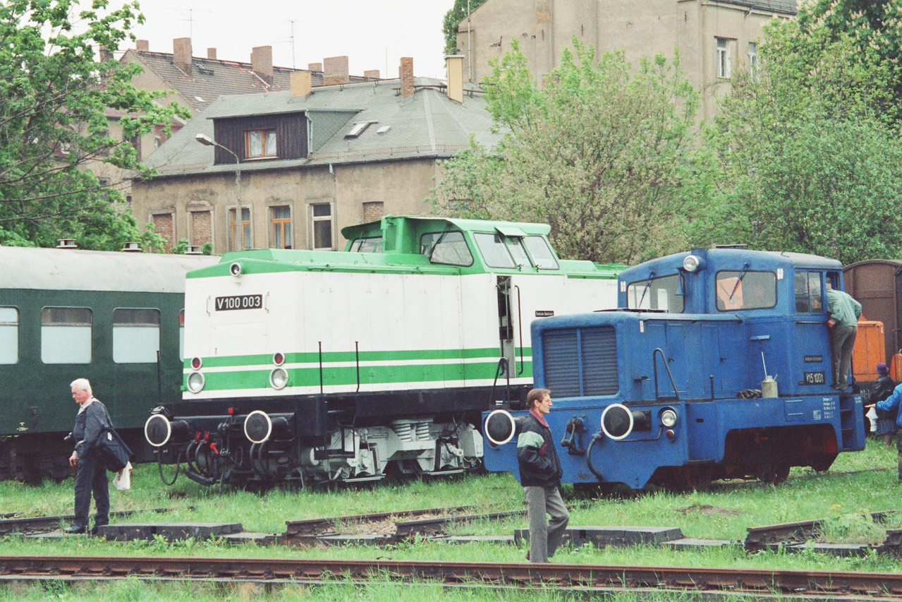 V100 003 und V15 001 in Dresden, 199x