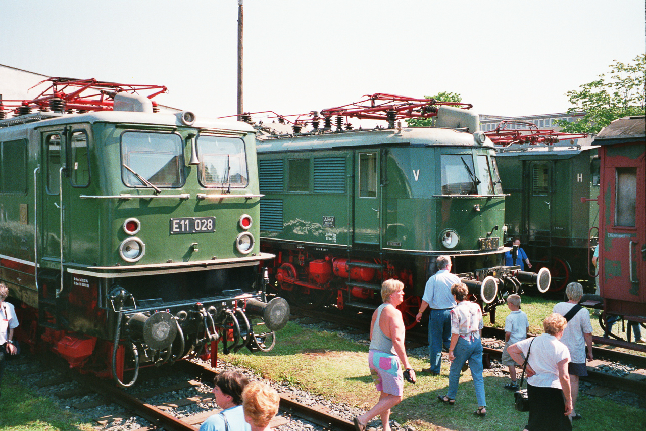 E18 31 und E11 028 in Dresden, 199x